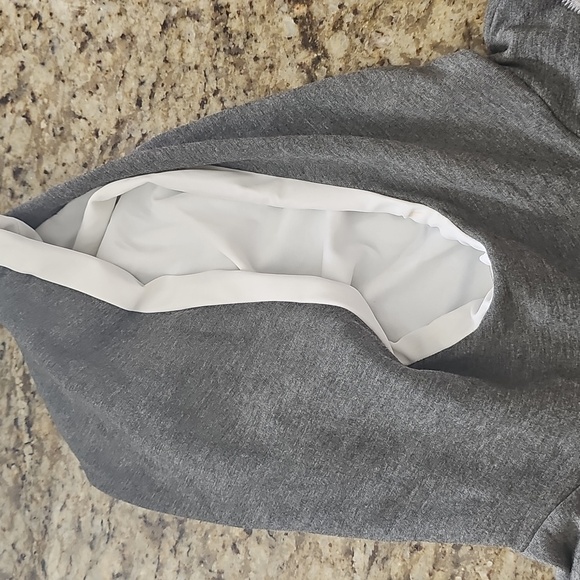 Cozy Grey and white cropped hoodie with flared sleeves - Picture 7 of 9